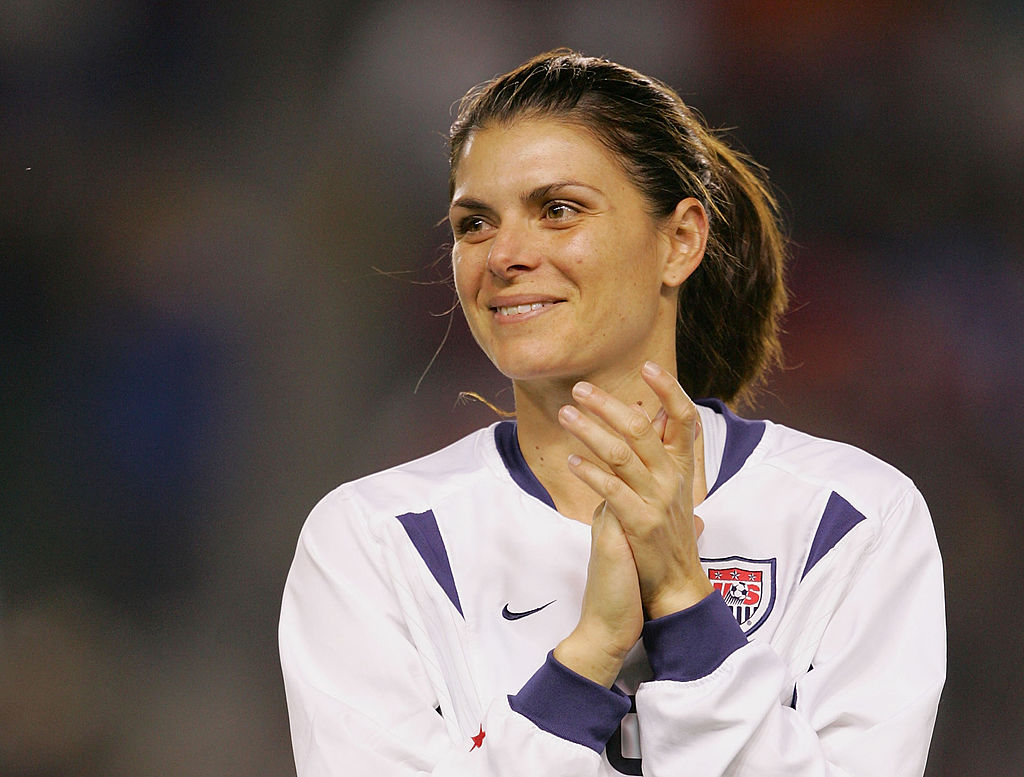 mia hamm clapping and smiling
